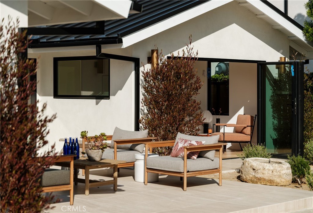 2437 Windward