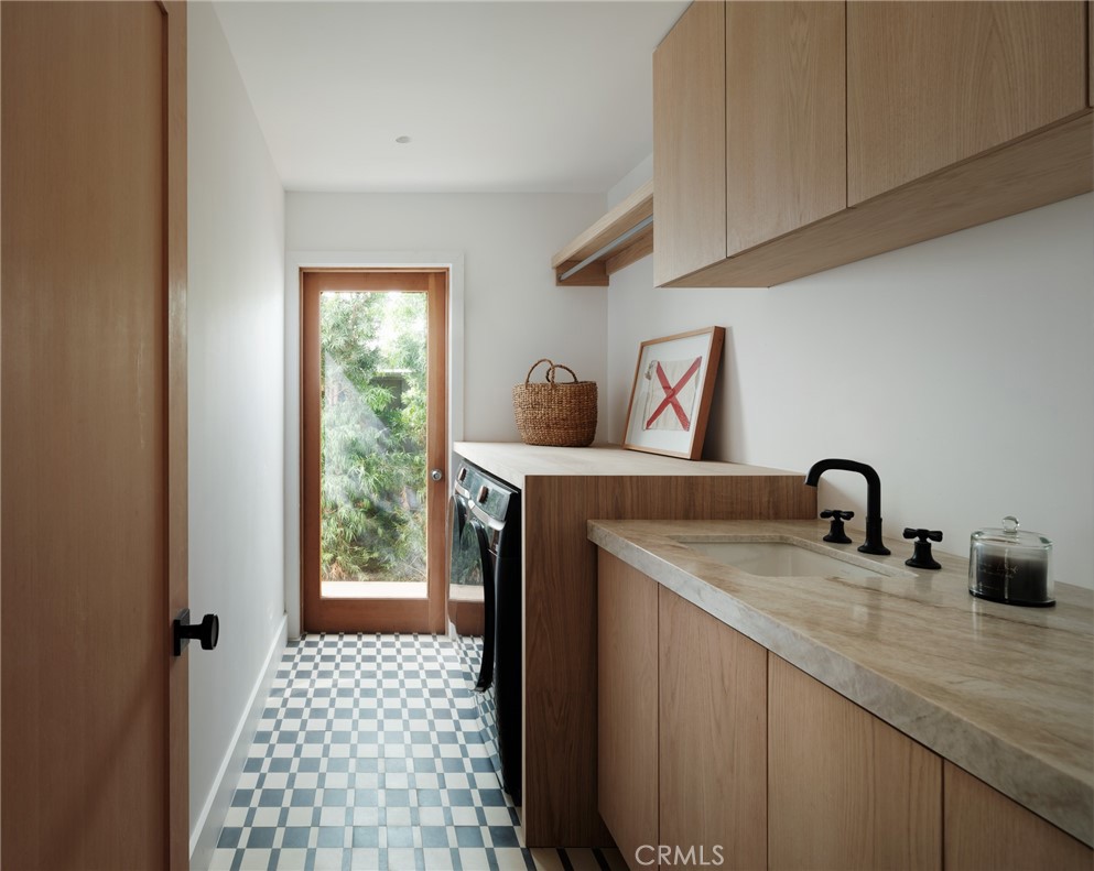 2437 Windward