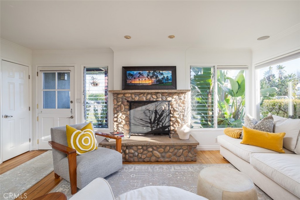 2011 Tustin Avenue