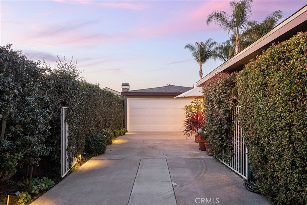 2011 Tustin Avenue