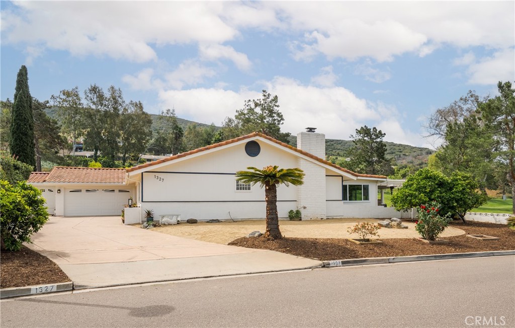 1327 San Julian