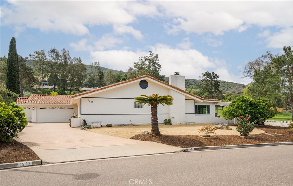 1327 San Julian