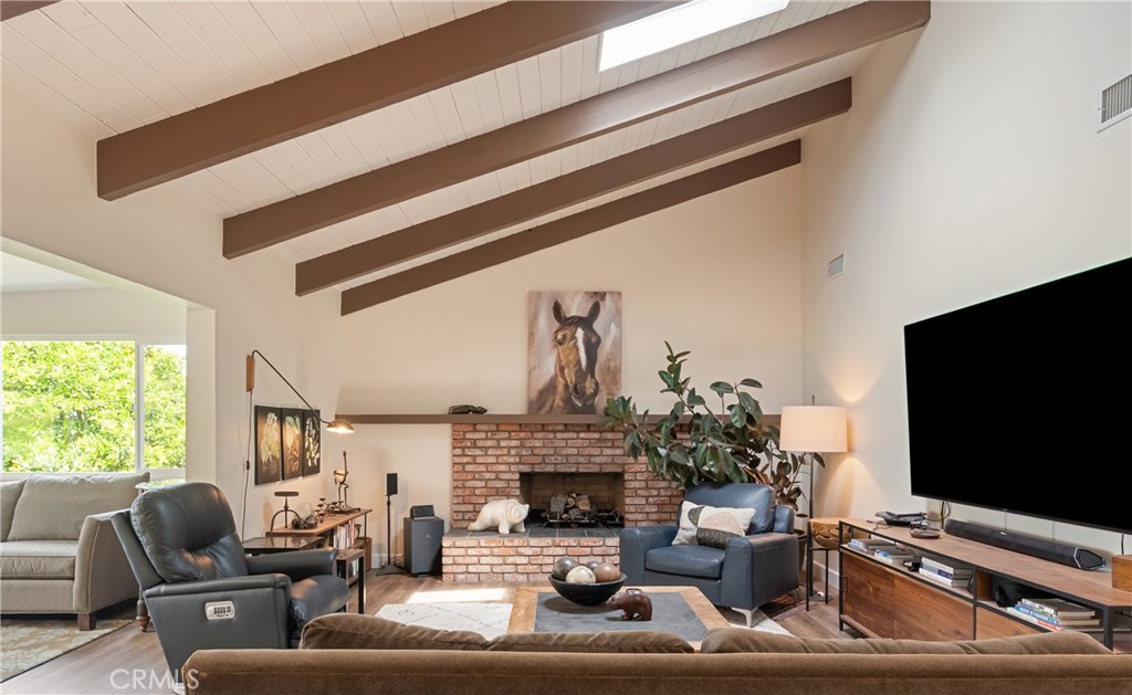 1327 San Julian