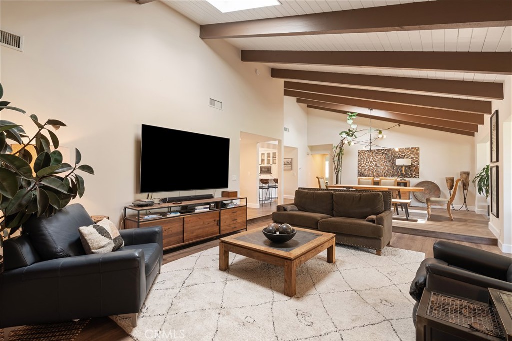 1327 San Julian