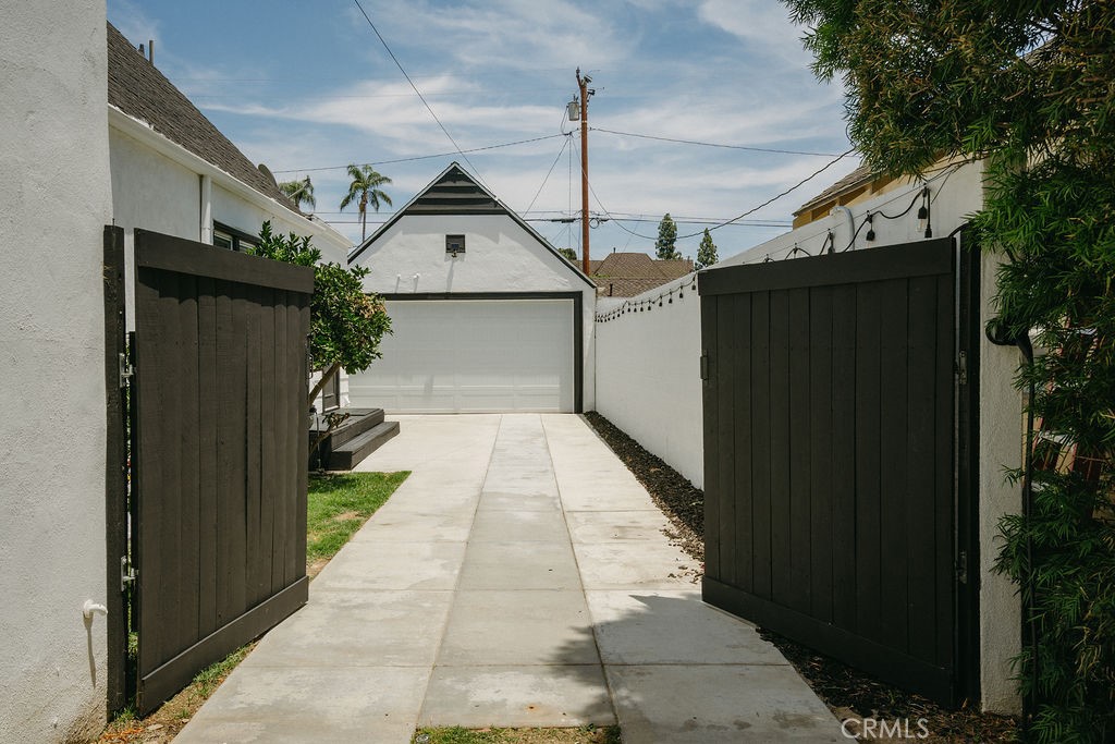2009 Greenleaf Street
