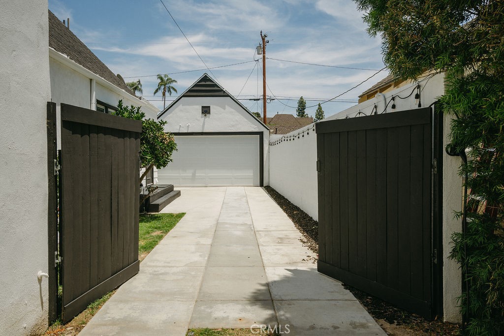 2009 Greenleaf Street