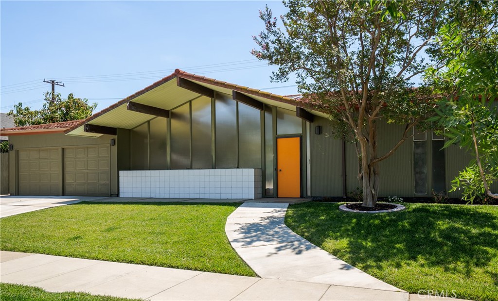626 E Palmdale