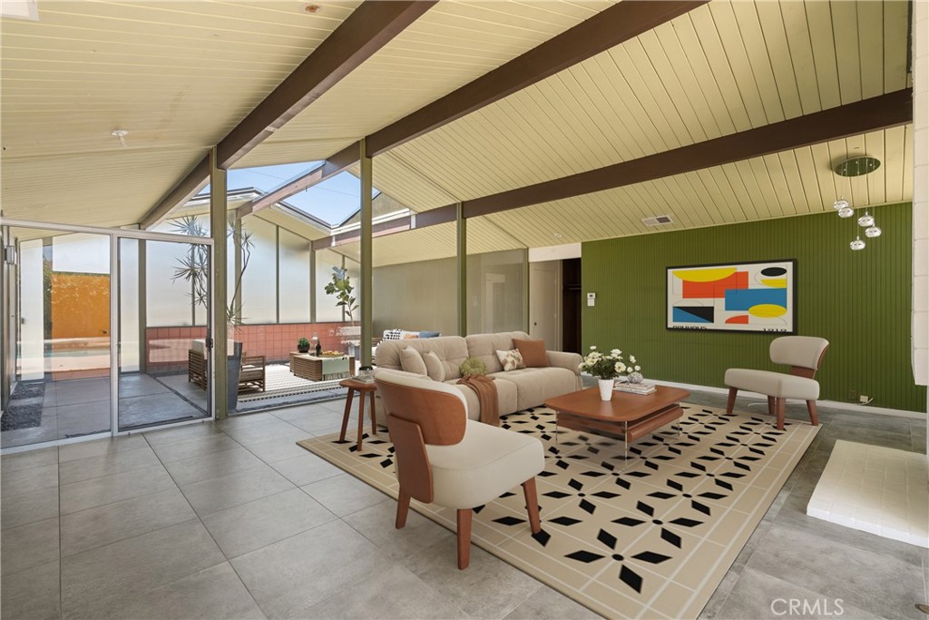 626 E Palmdale