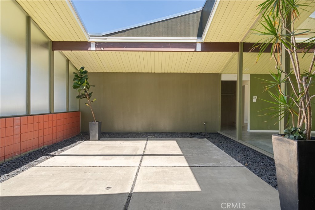 626 E Palmdale