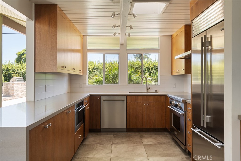 626 E Palmdale
