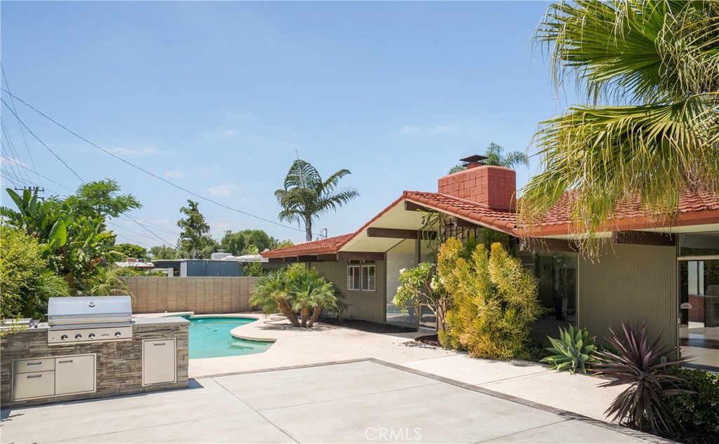 626 E Palmdale