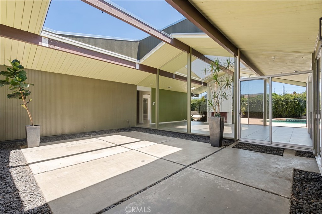 626 E Palmdale