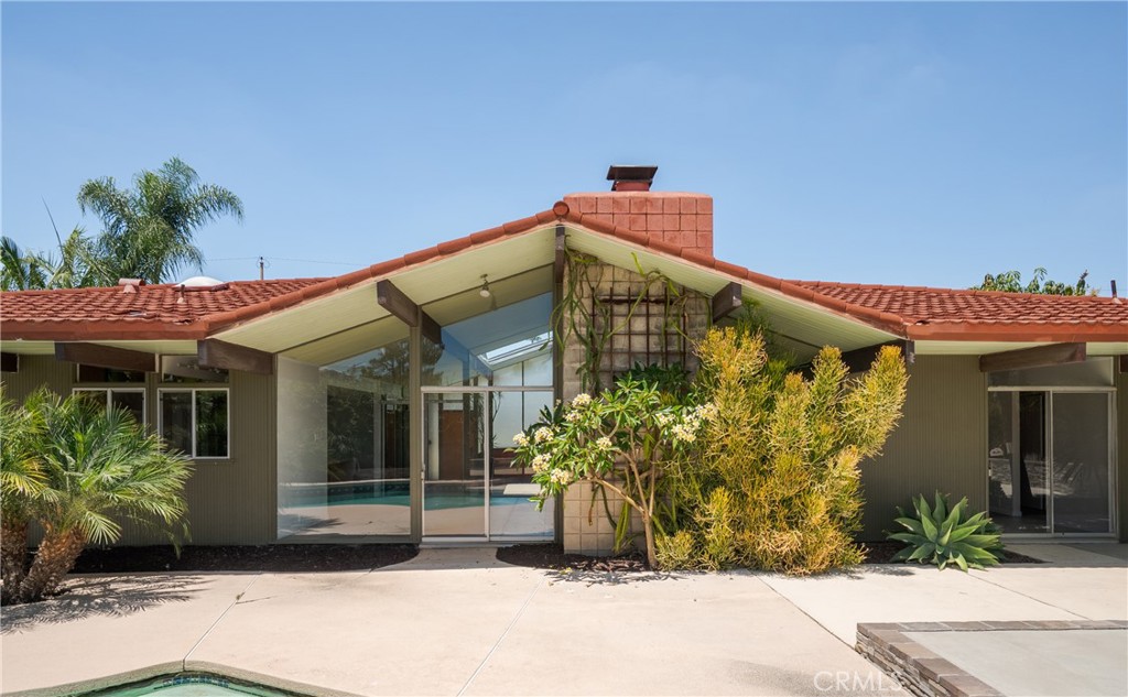 626 E Palmdale