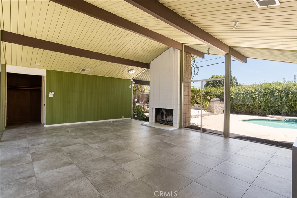 626 E Palmdale
