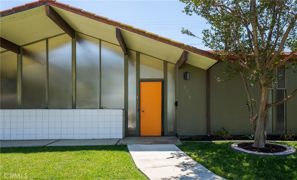 626 E Palmdale