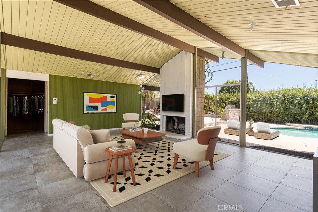626 E Palmdale
