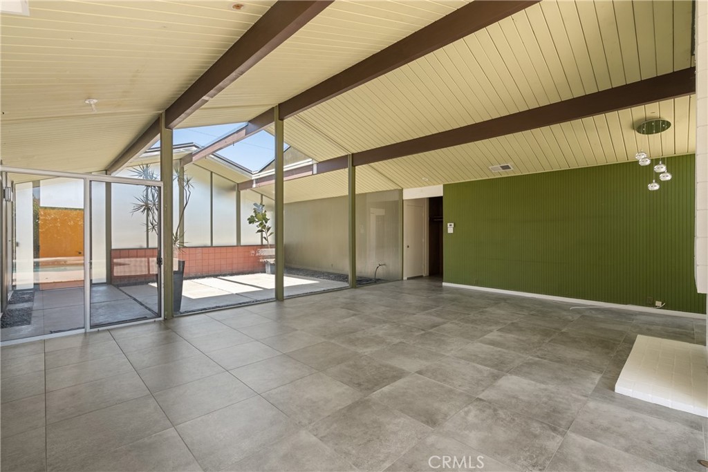 626 E Palmdale