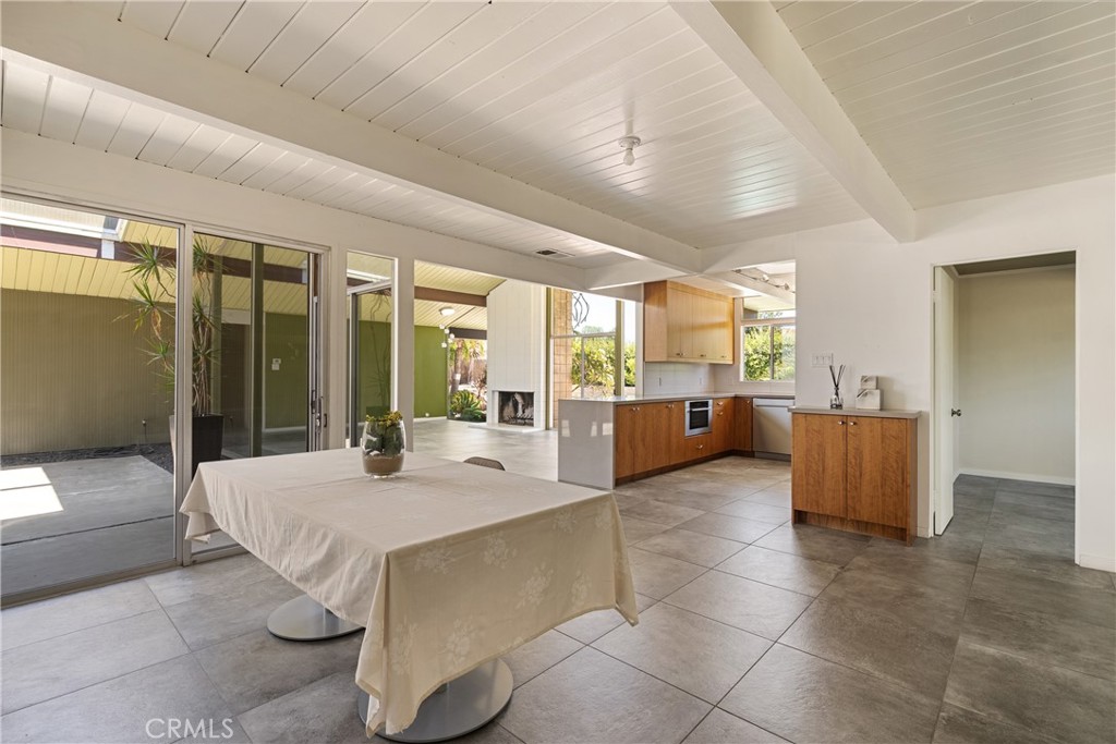 626 E Palmdale