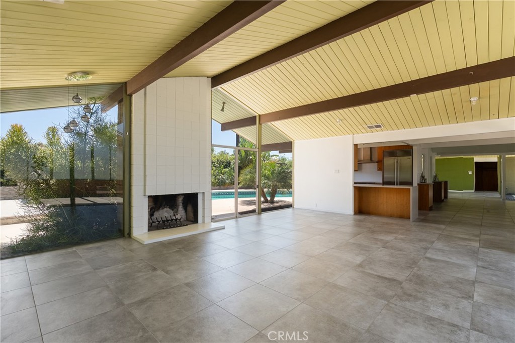 626 E Palmdale