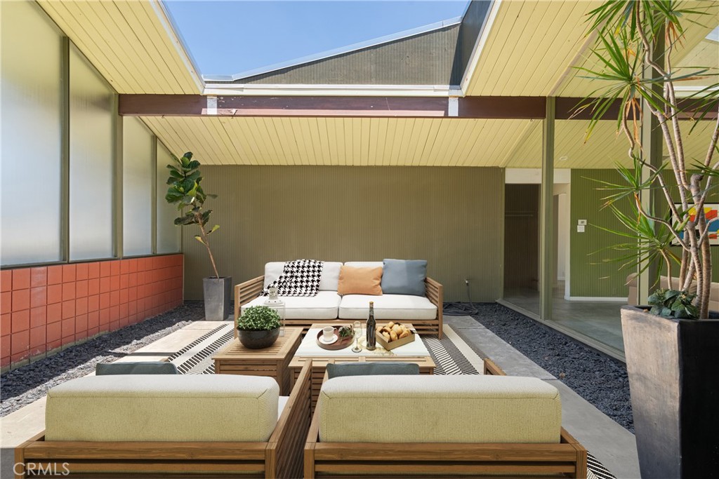 626 E Palmdale