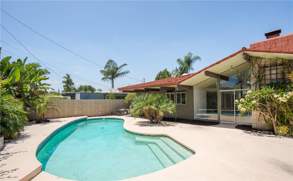626 E Palmdale