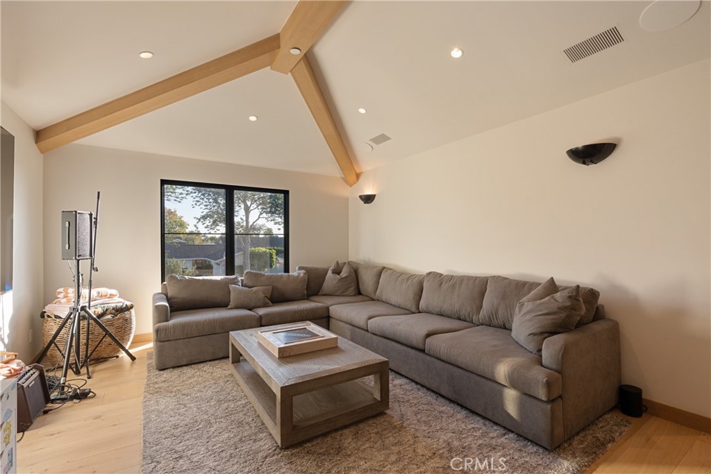 2118 Leeward