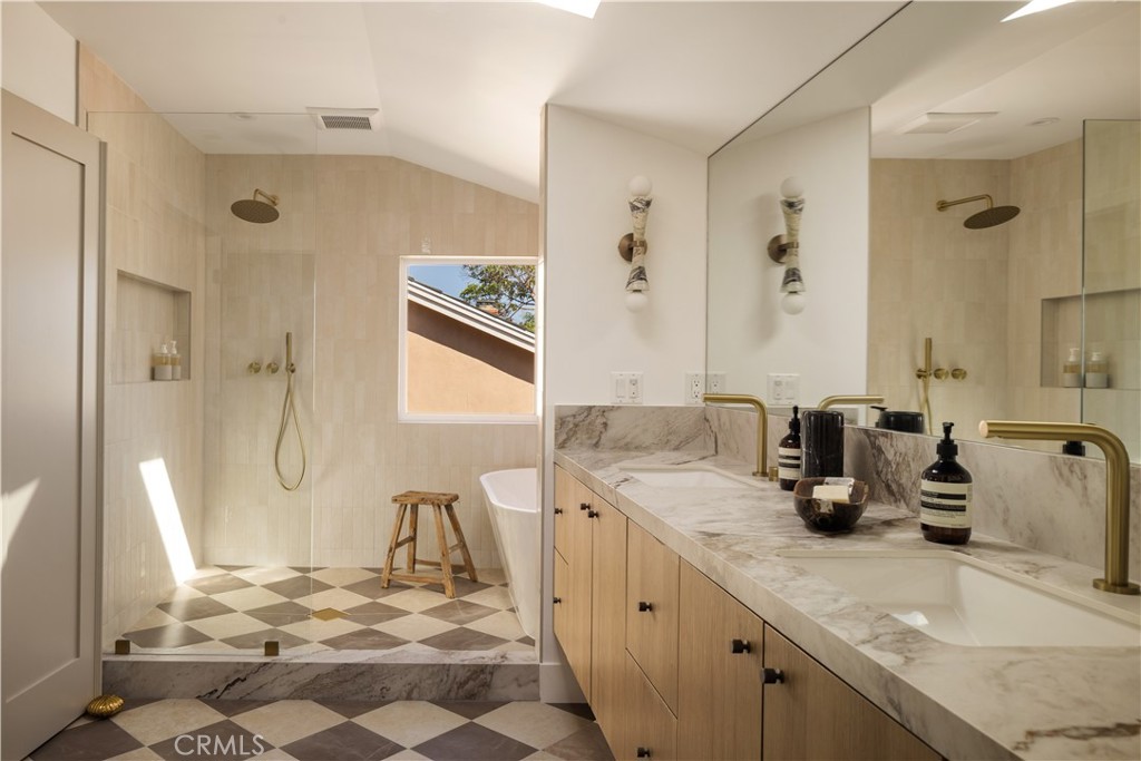 1806 Hummingbird Drive