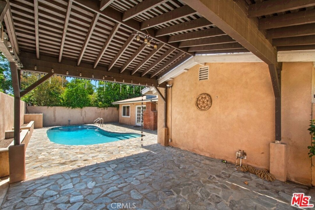 16015 Kittridge Street