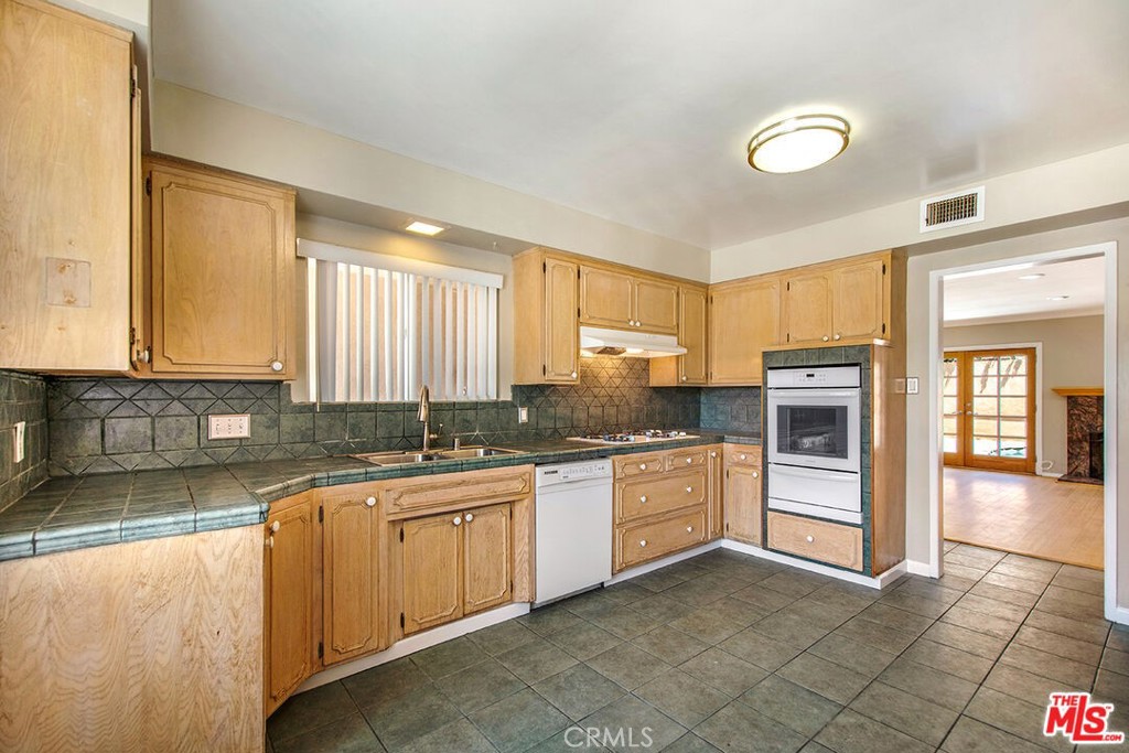 16015 Kittridge Street