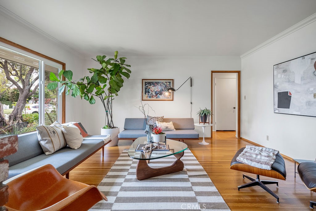 4225 Cerritos Avenue