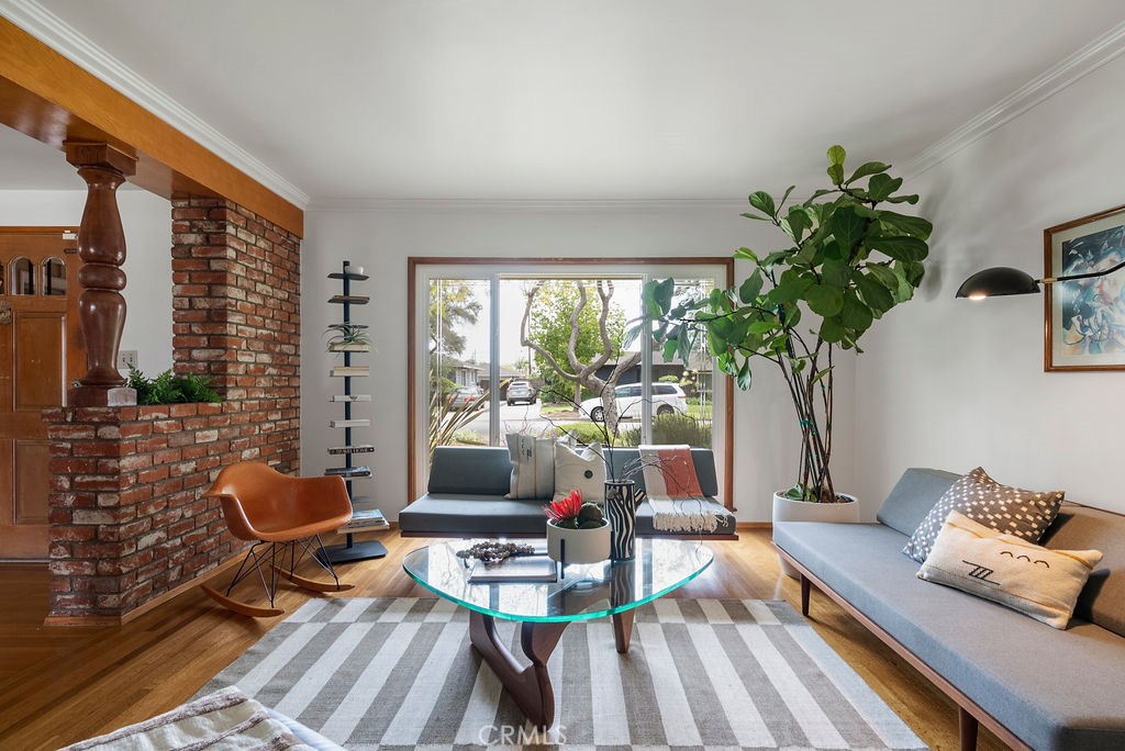 4225 Cerritos Avenue