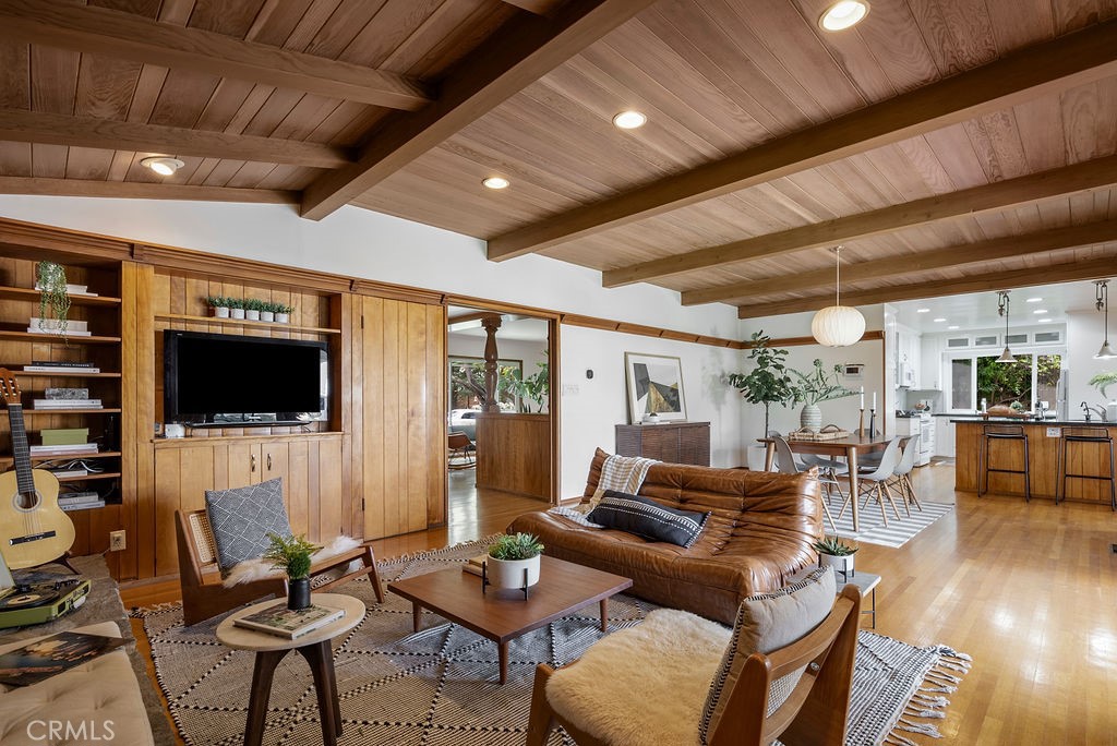 4225 Cerritos Avenue