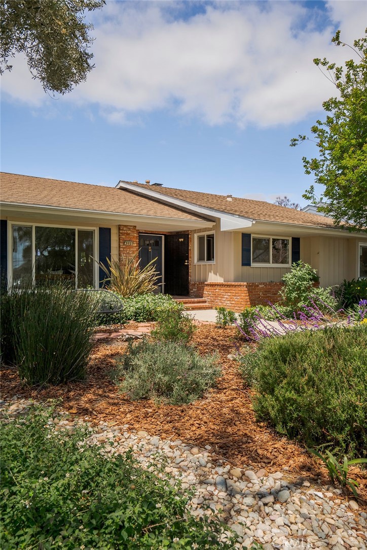 4225 Cerritos Avenue