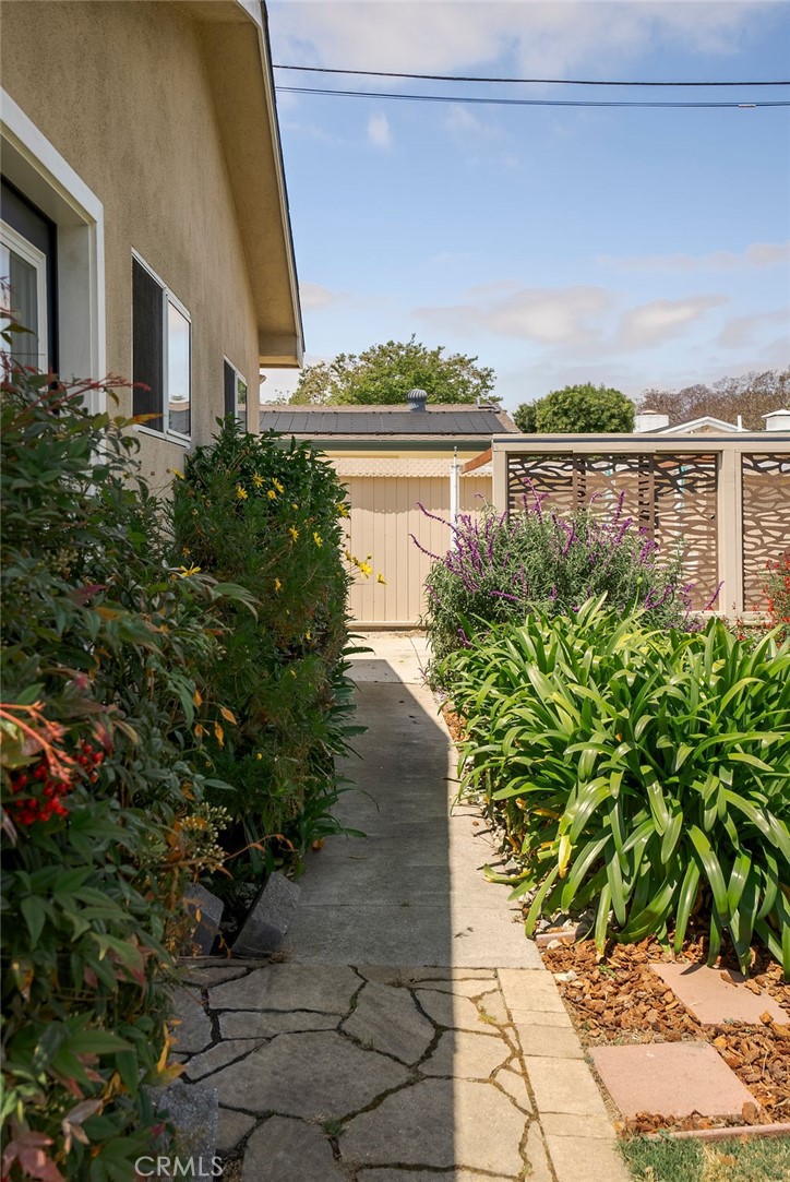 4225 Cerritos Avenue