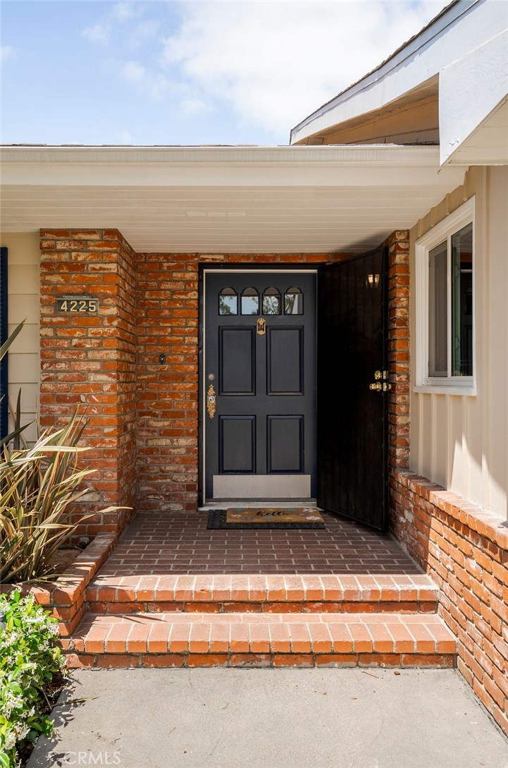 4225 Cerritos Avenue