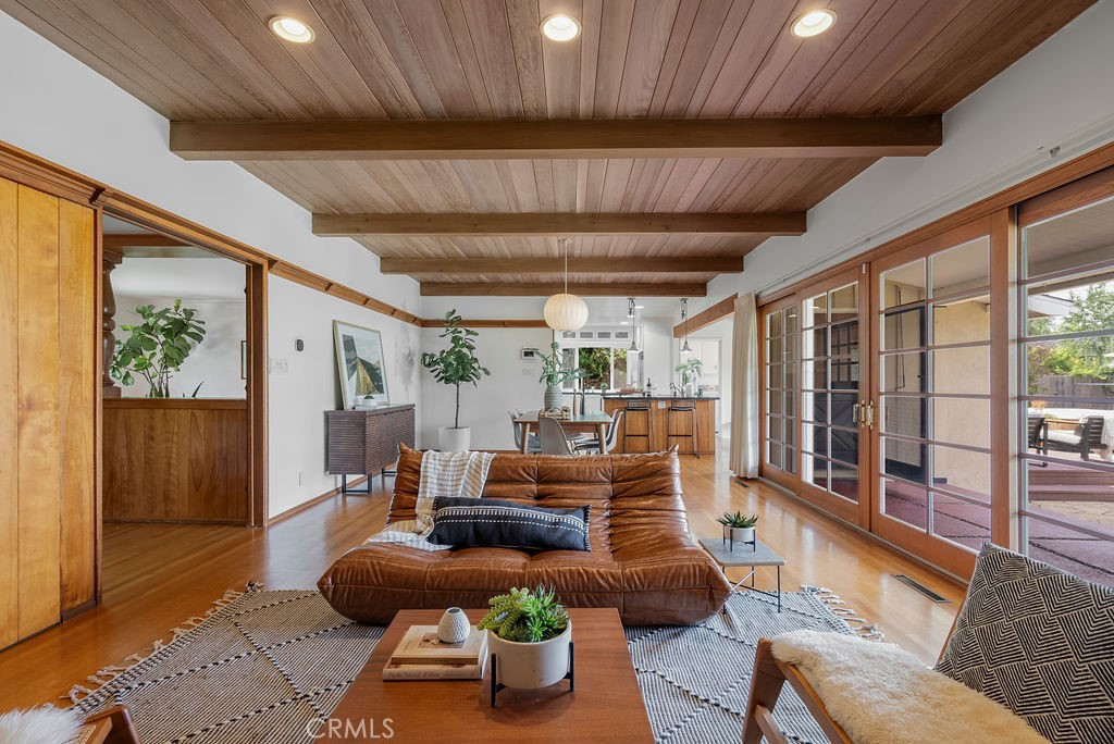 4225 Cerritos Avenue