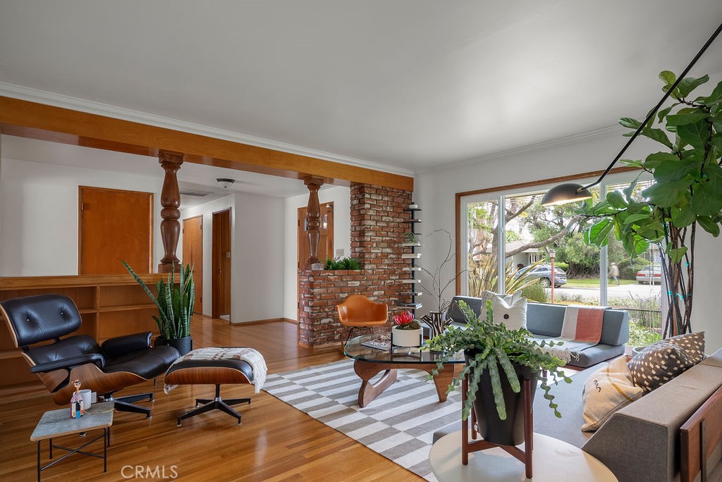 4225 Cerritos Avenue