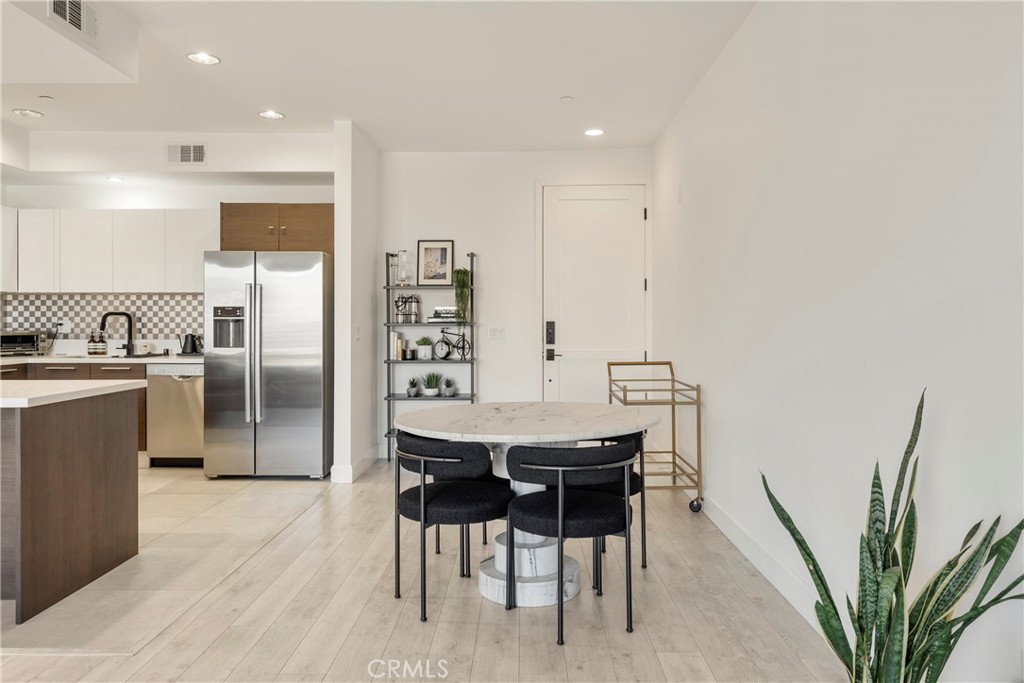 118 S Kenwood Street 307