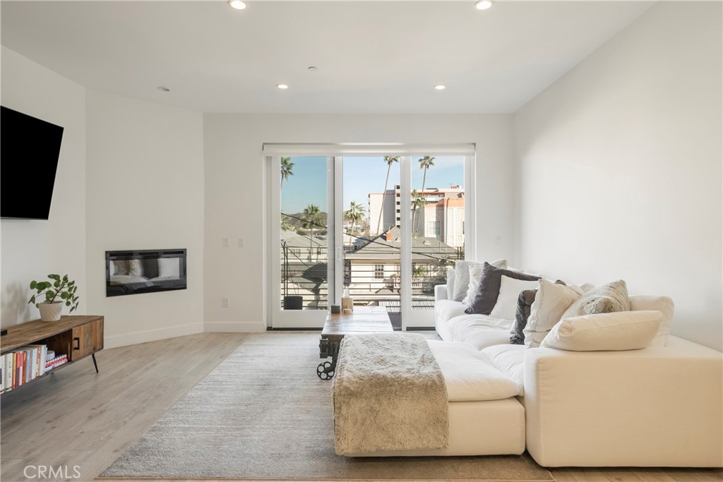 118 S Kenwood Street 307