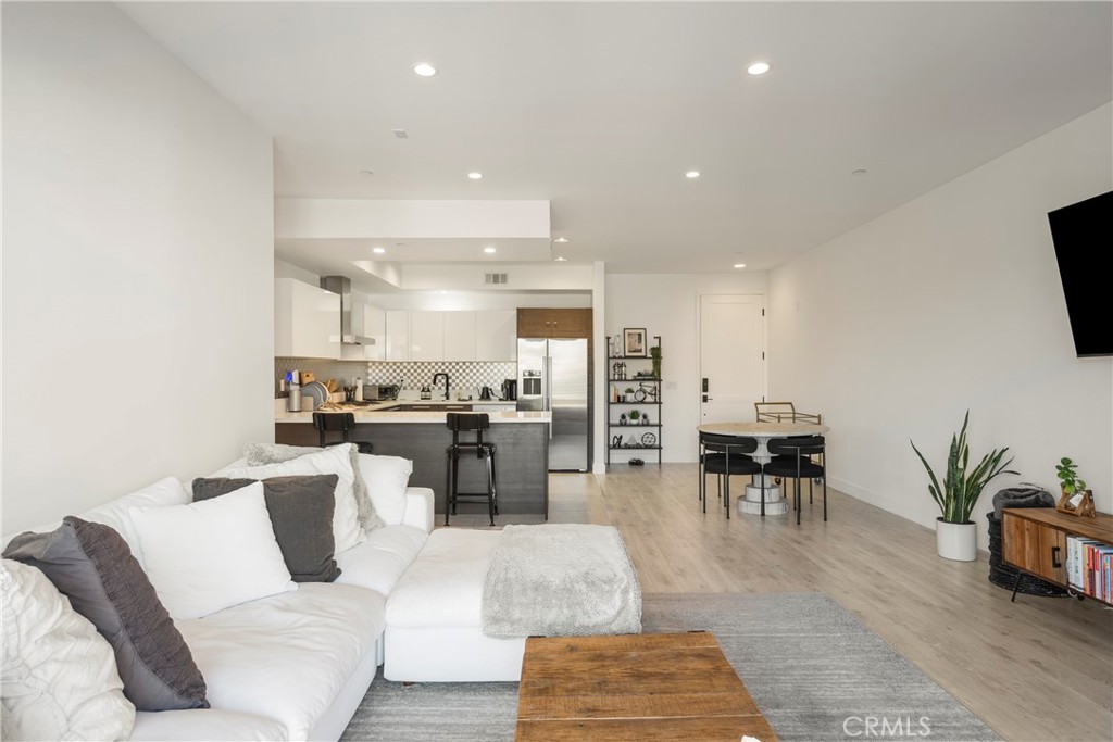 118 S Kenwood Street 307