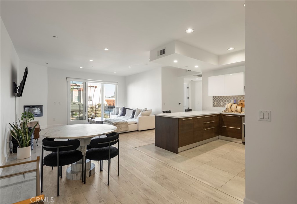 118 S Kenwood Street 307