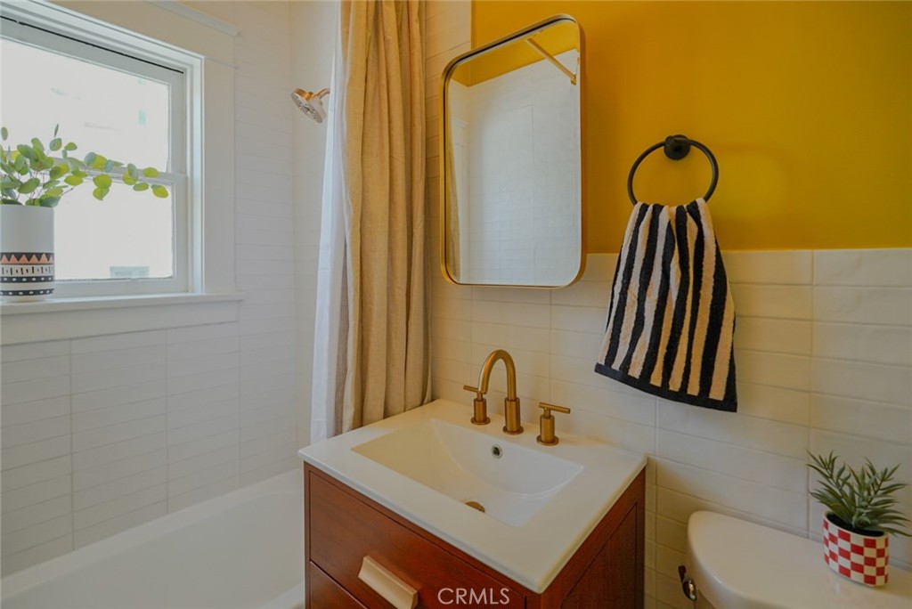 325 W 3rd Street 107