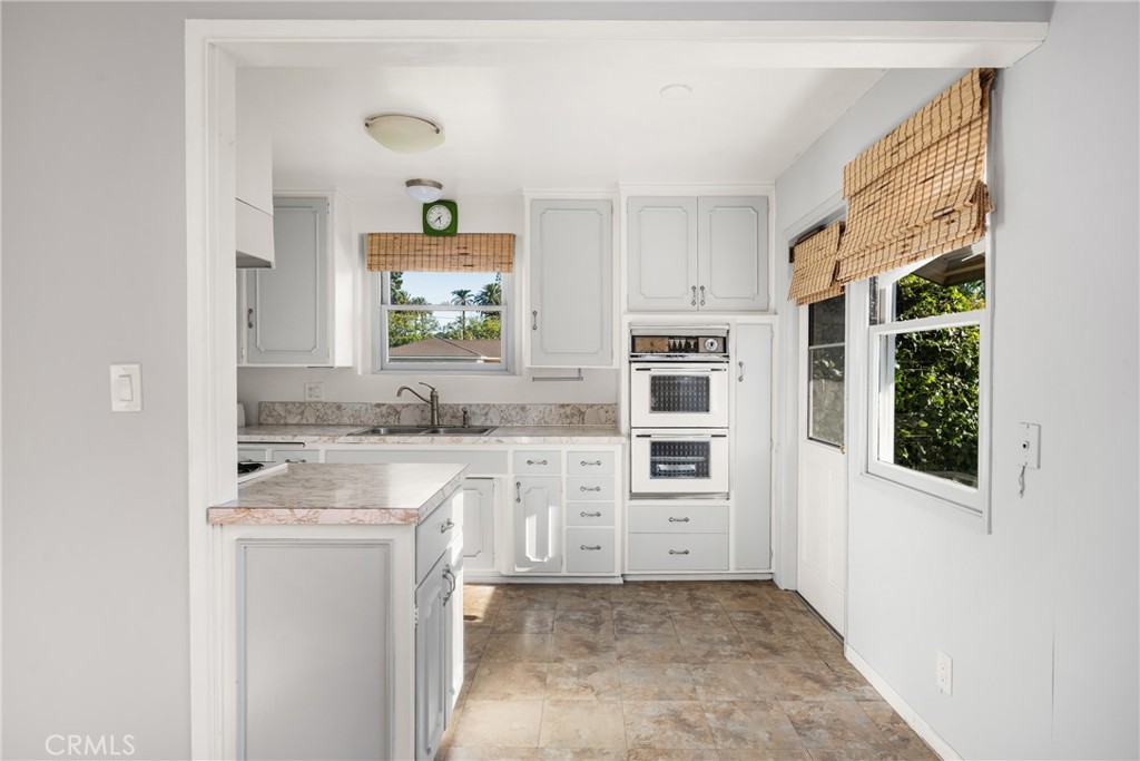 917 W Palmyra Avenue