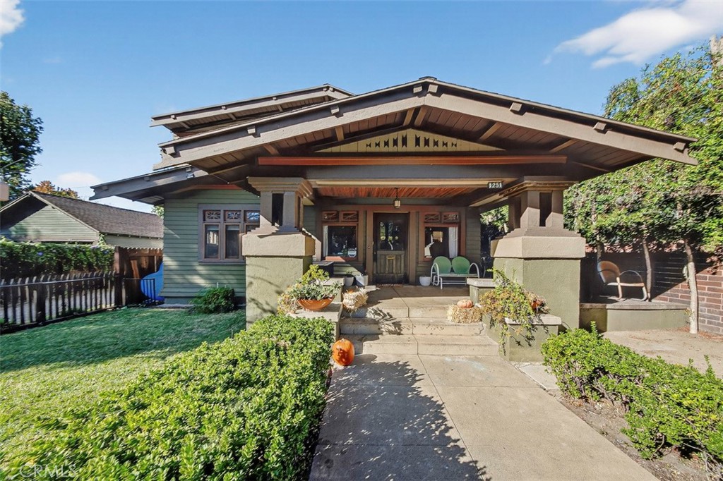 1251 N Palomares