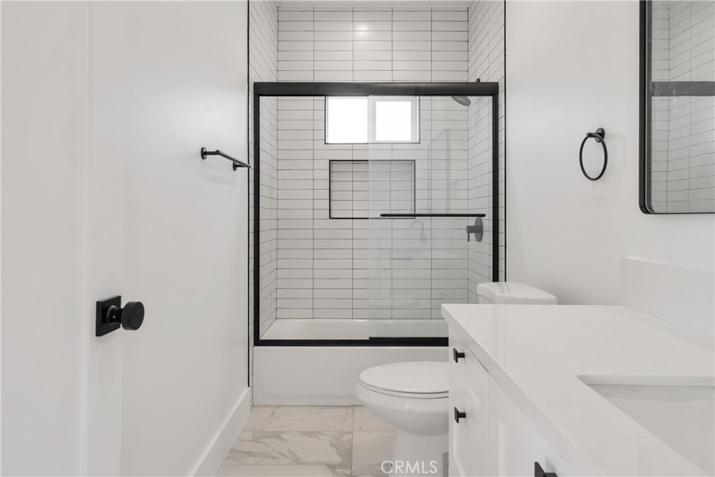 2338 S Cloverdale Avenue