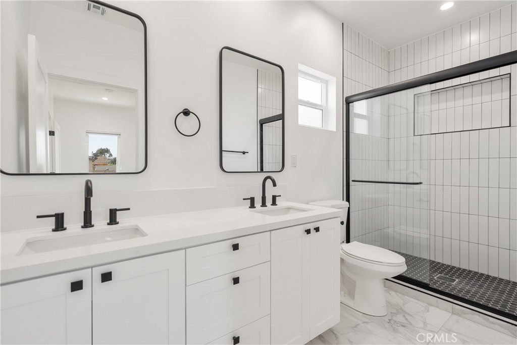 2338 S Cloverdale Avenue