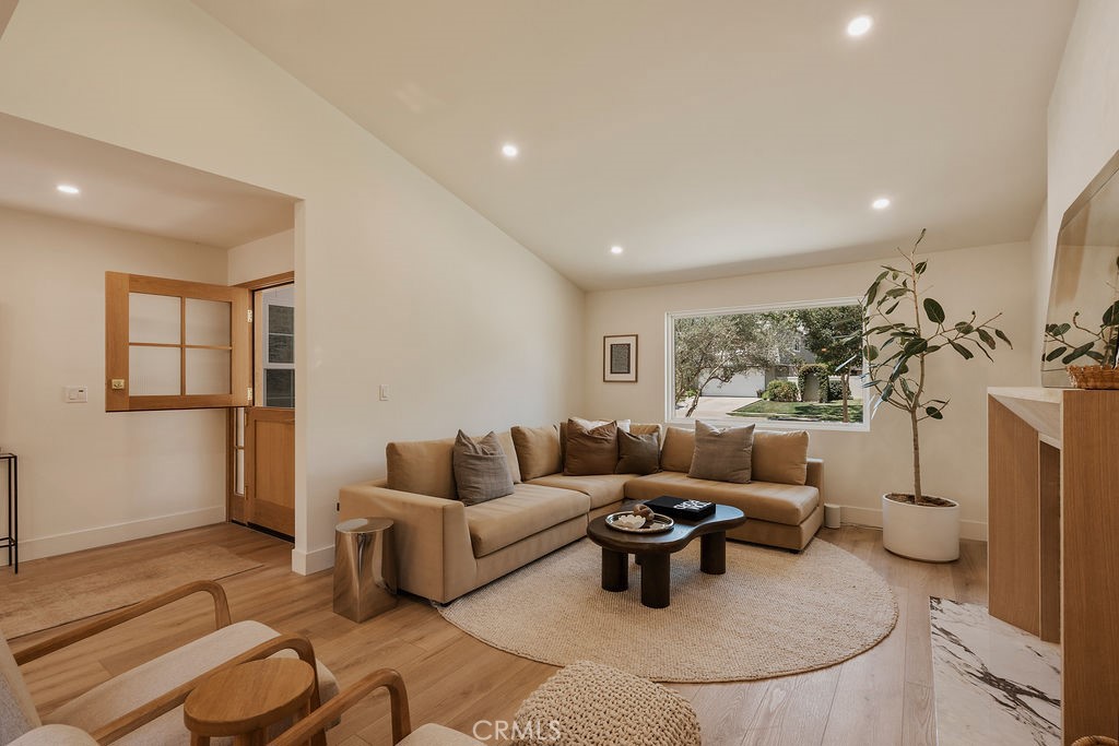 1081 Tulare