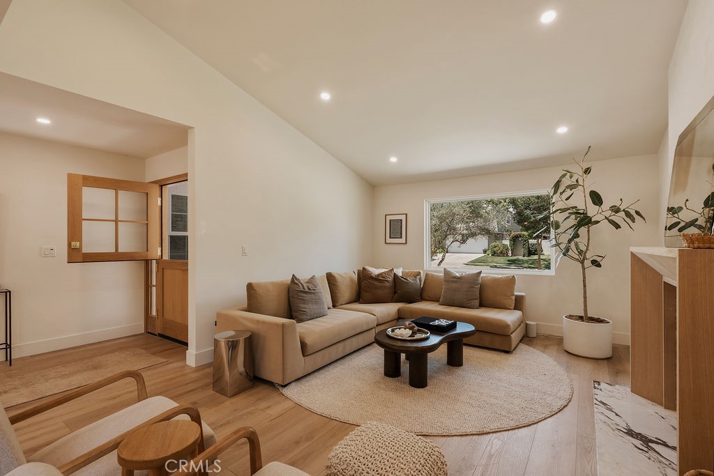1081 Tulare