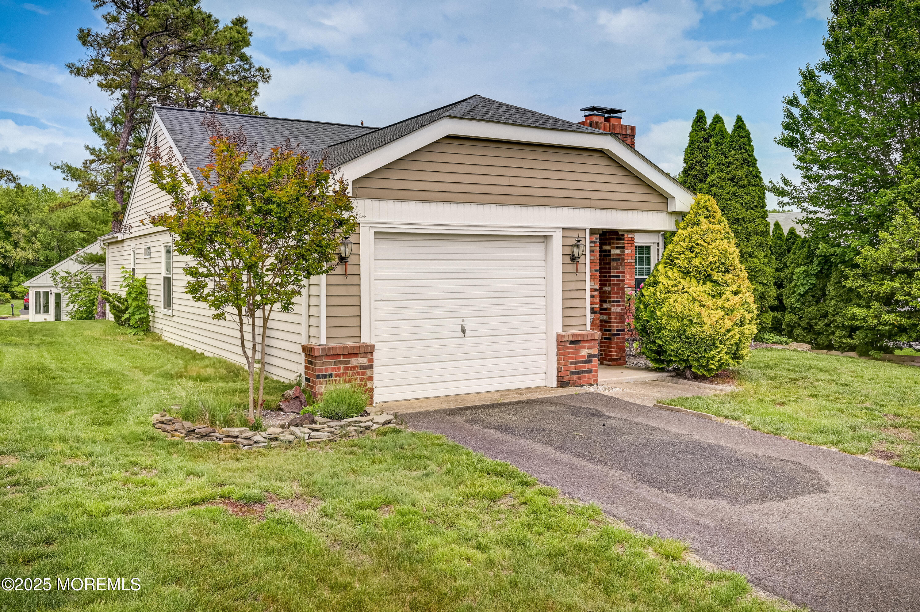 66 Buckingham Drive N