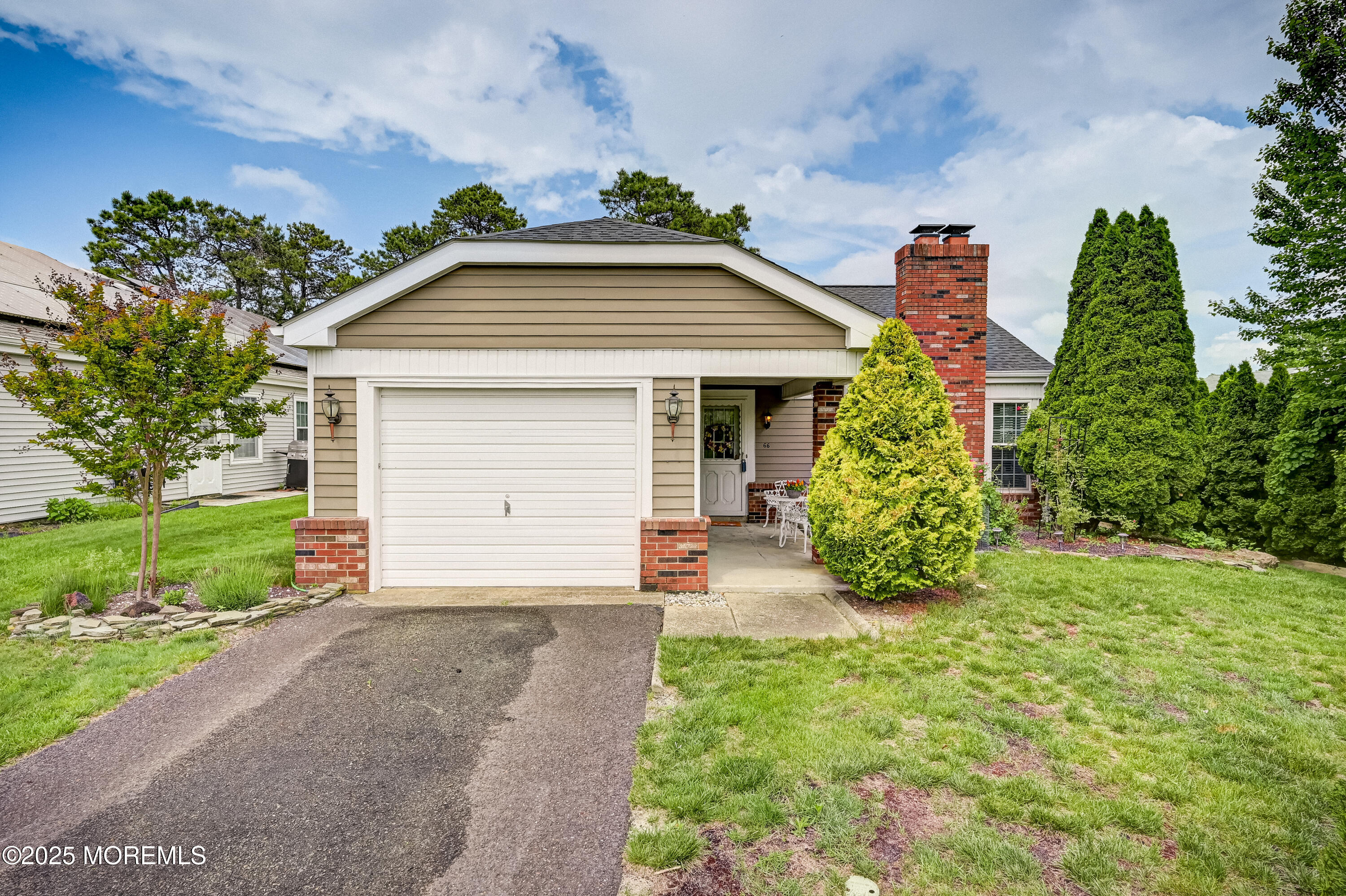 66 Buckingham Drive N